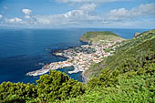 Azzorre, Isola Sao Jorge - Vista di Velas dal miradouro da Ribeira do Almeida.